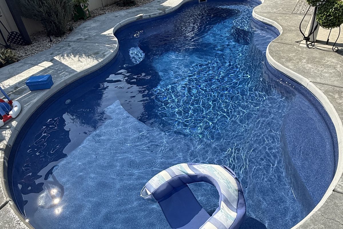 Freeform pool with tanning ledge